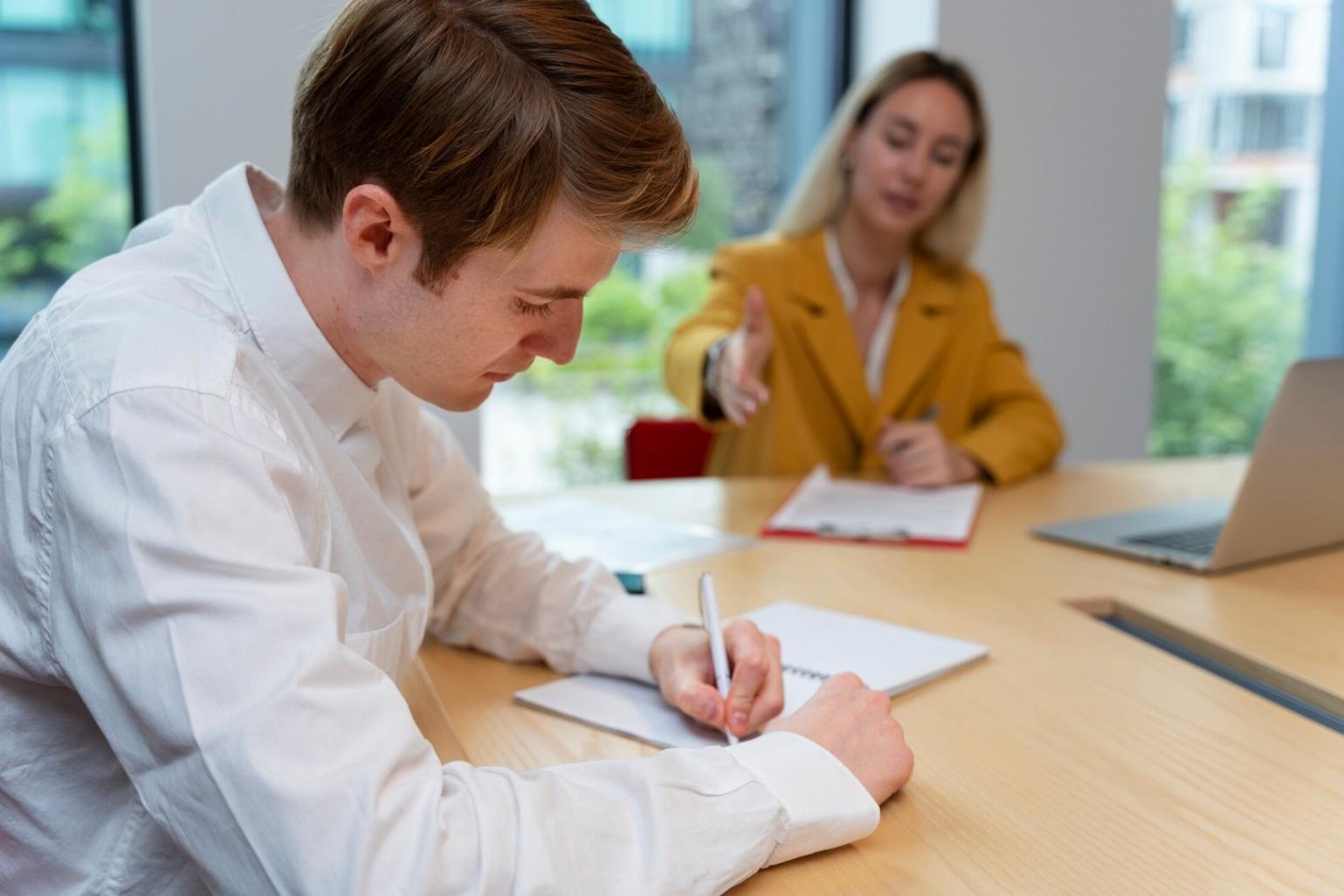 Professionelle Geschäftsverhandlung in modernem Konferenzraum